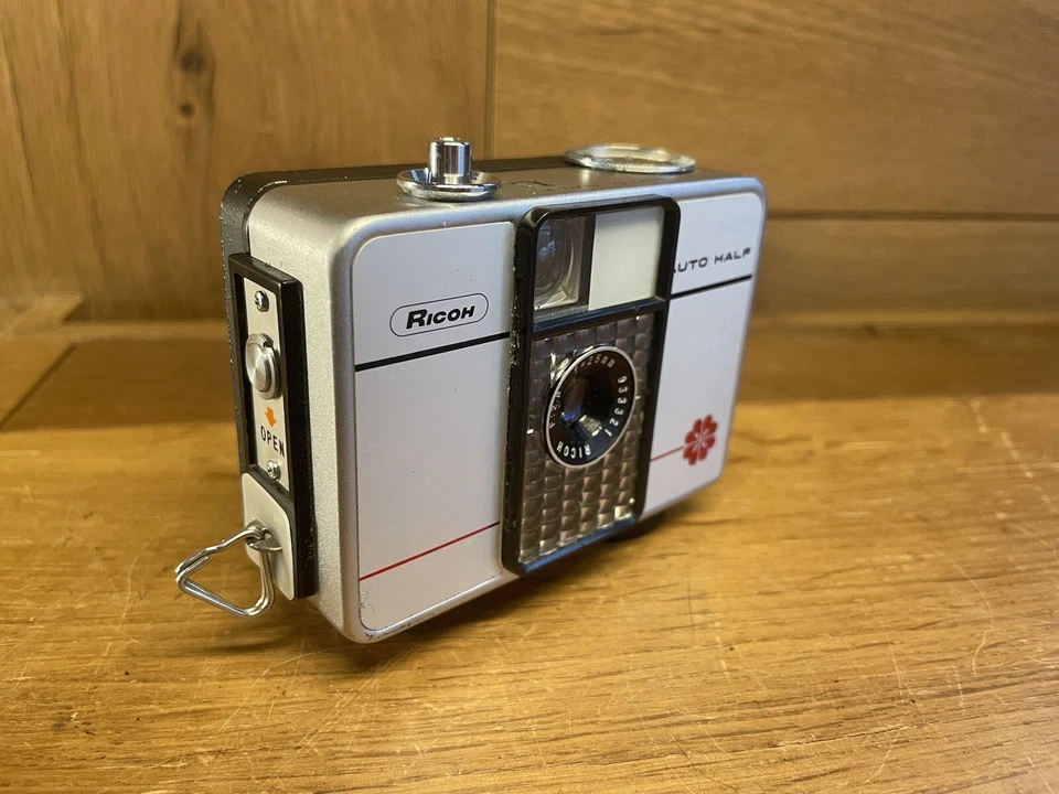 *Casi Como Nuevo: Nuevo Sello de Luz* Cámara Ricoh Auto Media E 4 Hojas Trébol Medio Marco Foto 2 de 4