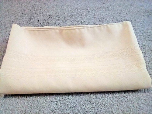 VGC 52 X 50 Wrinkle Resistant Tablecloth Yellow - Picture 2 of 9