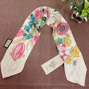 Foulard en soie 100 nœud nœud près de Gucci