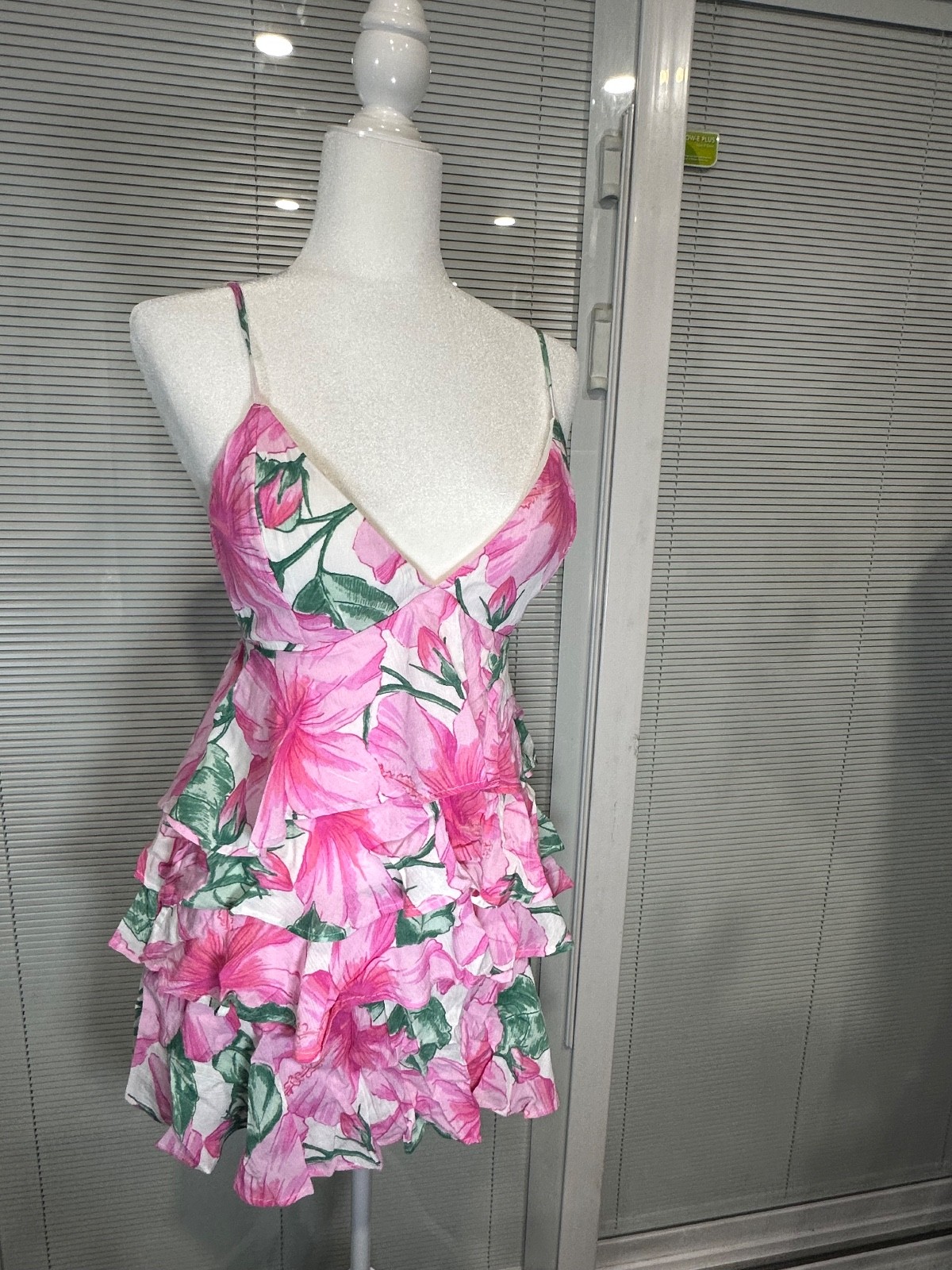 Hollister Mini Dress In pink Floral Size Large NWT