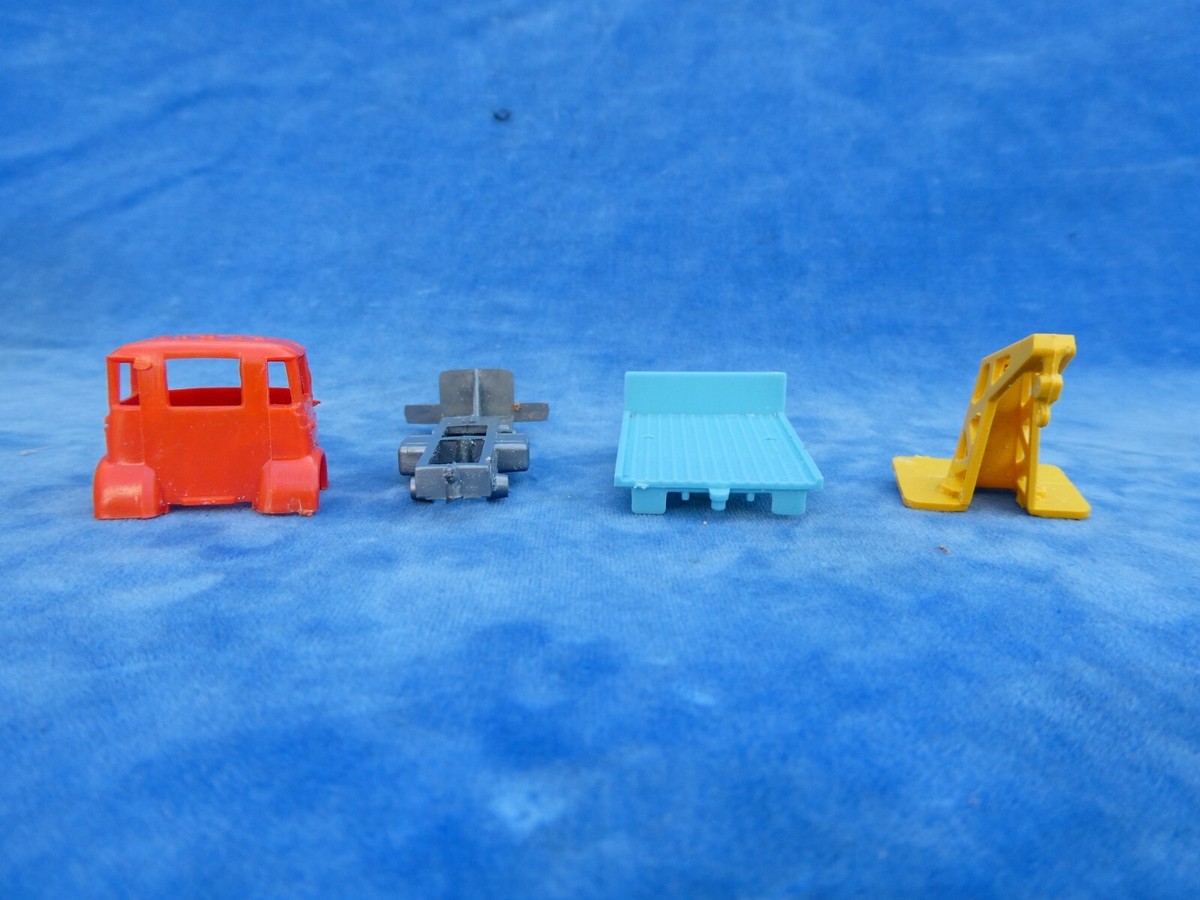CLE - 2 - Berliet Gak Plateau avec Grue - 1/90 | BRICABOCK