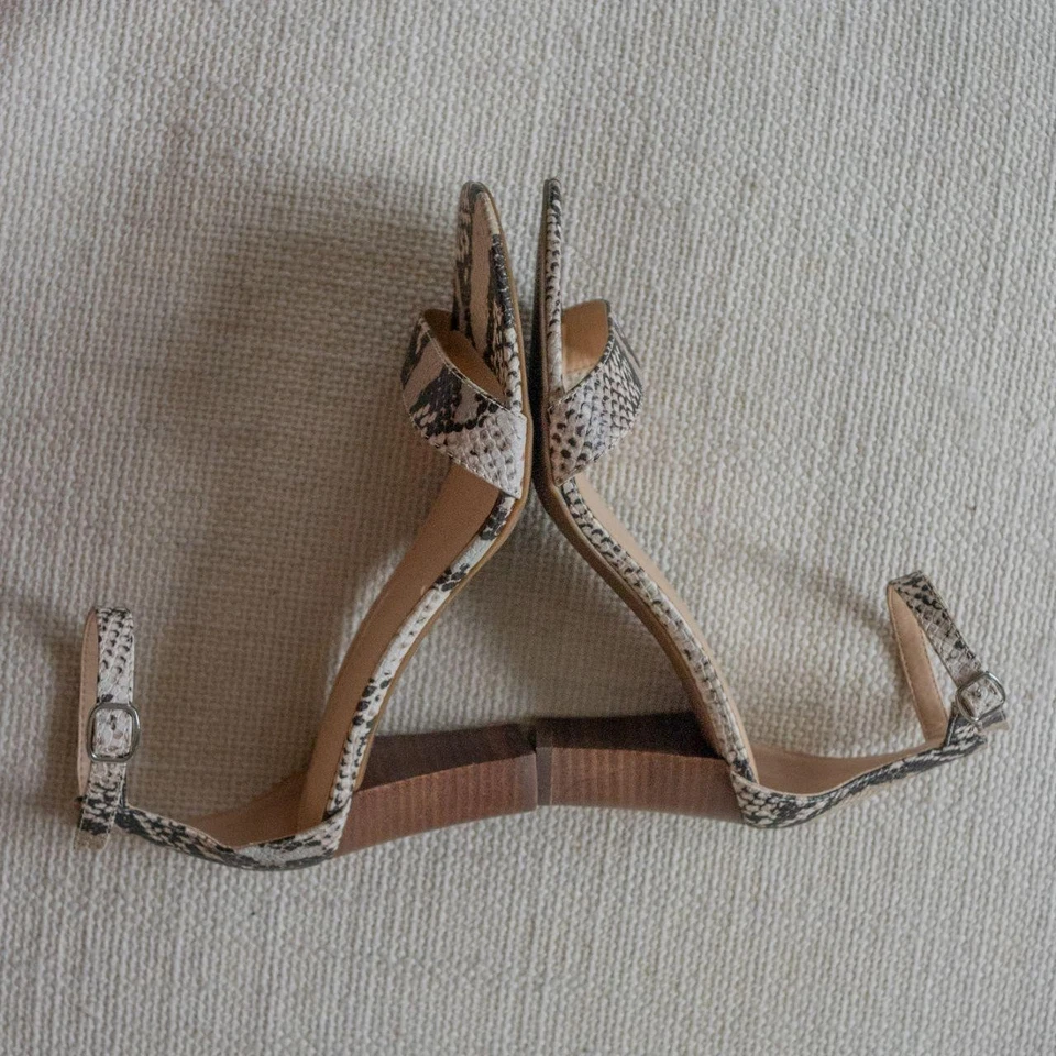 Sandalia gruesa Preppy The Limited piel de boa de serpiente punta abierta tacones Foto 4 de 4