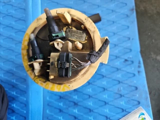 Топливный насос 2016 Mercedes-Benz 200 d A2464701494 - Изображение 3 из 4