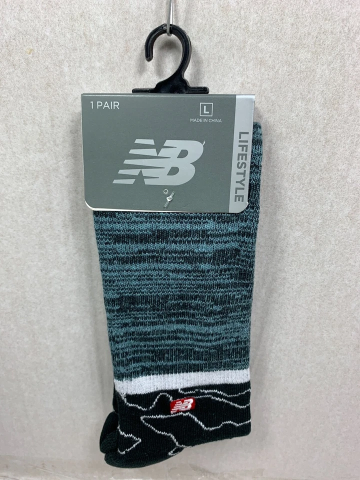 UN PAR DE CALCETINES NUEVOS PARA HOMBRE NEW BALANCE LIFESTYLE TALLA GRANDE PRECIO DE VENTA SUGERIDO POR EL FABRICANTE $13.00 Foto 2 de 4