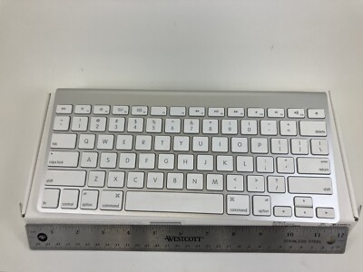 Apple/Mac A1314 Wireless/Blutooth Magic QWERTY Keyboard - MC184LL/B (Tested)