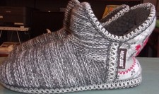 Women's size Small  5-6  Muk Luks knit, faux fur lined slipper