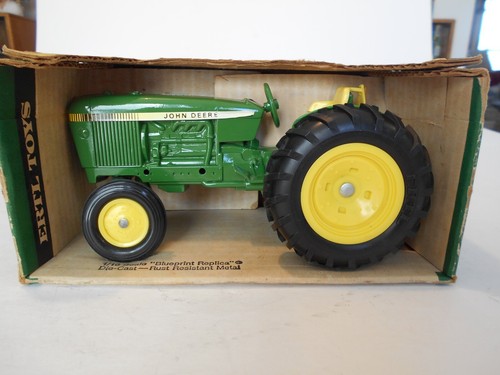 Vintage 1980 Ertl 1:16th Scale John Deere 2040 Utility Tractor #516-7641, Used - Picture 2 of 19