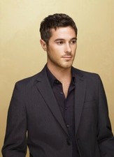 Dave Annable Unsigned photo- Brothers & Sisters - Donation to Cancer Charity *93
