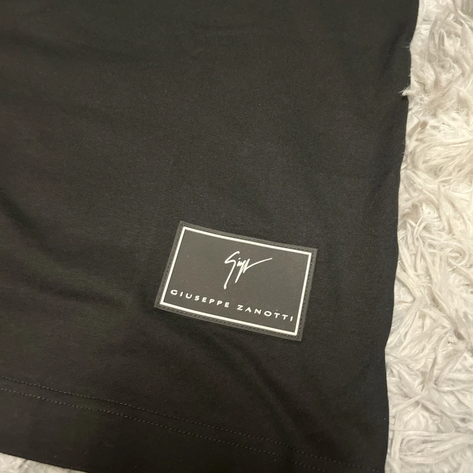 Camiseta negra nueva con etiquetas Giuseppe Zanotti Foto 2 de 4