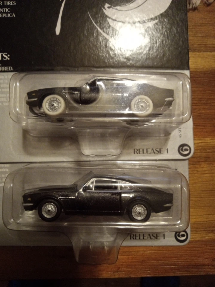 Johnny Lightning  007 Aston Martin V8 Vanquish White Lightning And Base Car Lot - Image 2 of 4