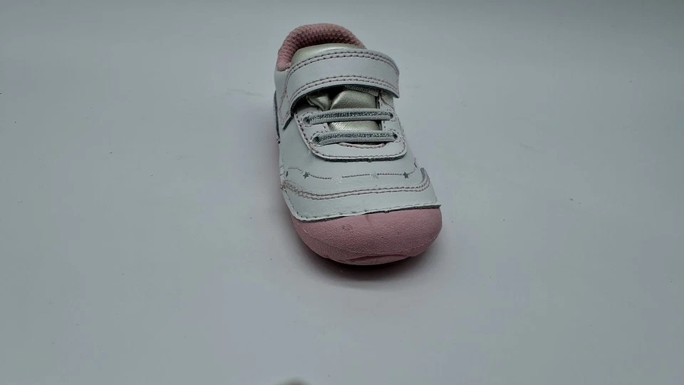 Zapatilla deportiva Stride Rite Girls Soft Motion Adalyn, blanca/plateada, 5 niños pequeños Foto 3 de 4