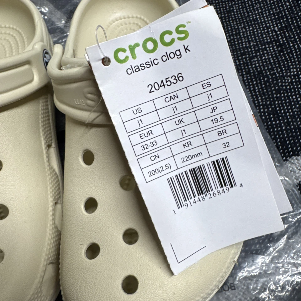 Zueco clásico Crocs para niños hueso J1.  Foto 4 de 4