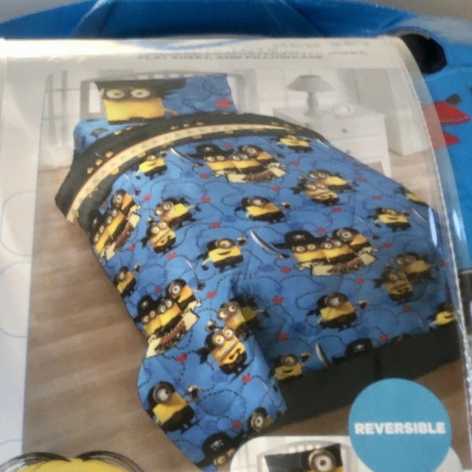 Minions Pirates 4 Piece TWIN Bed Set with Bonus Tote Bag, Reversible Comforter - Image 4 of 4