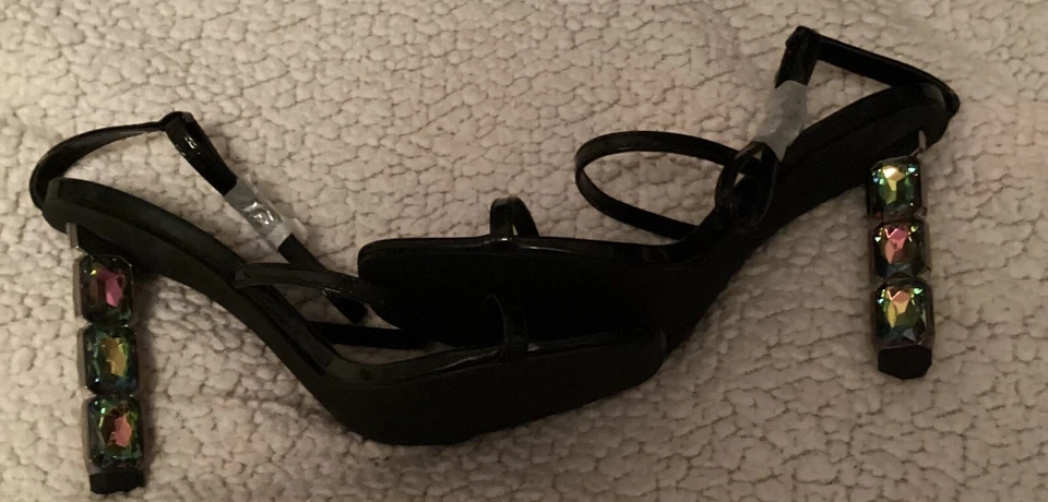 Tacones de tiras con joyas negras Liliana Talla 8 1/2 Foto 2 de 4