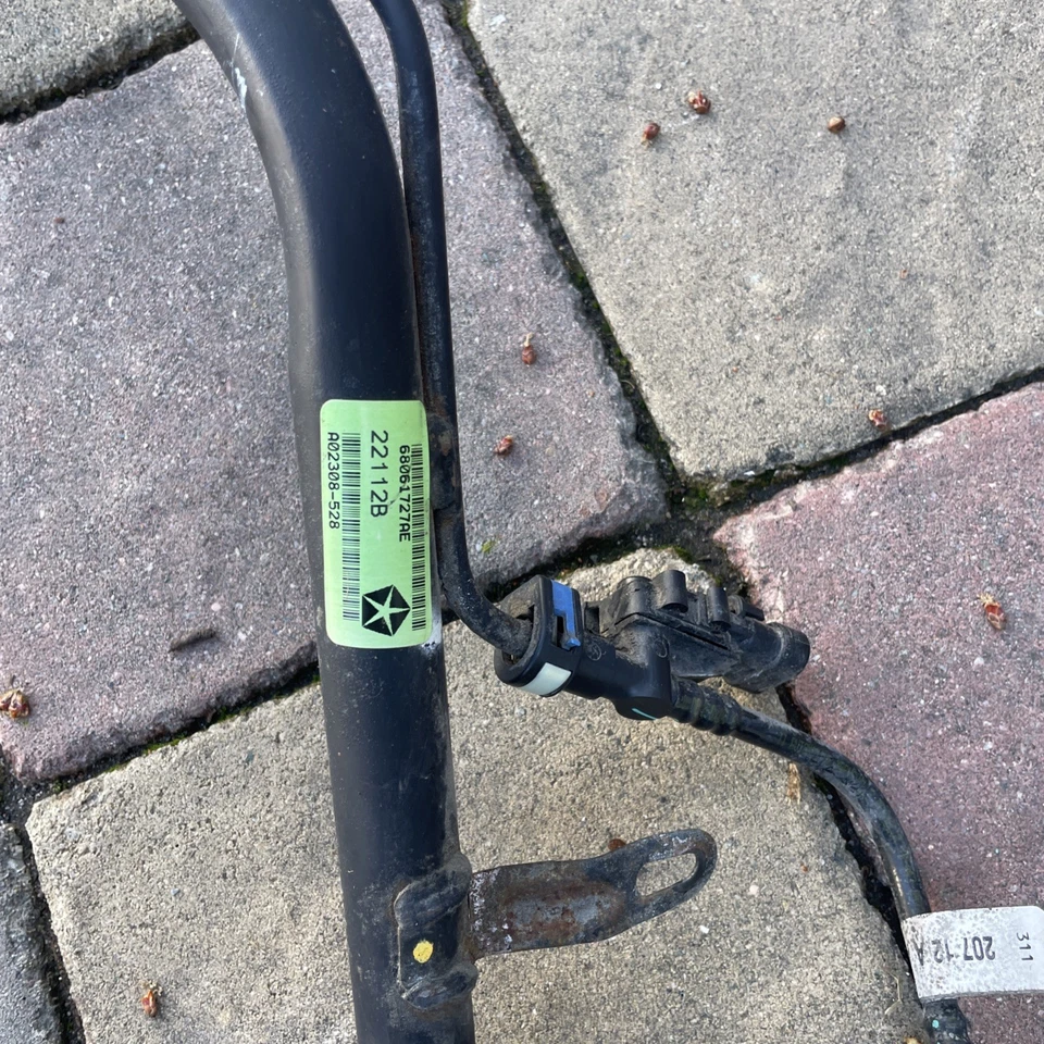 Dodge Challenger 2011-2023 tanque de combustible llenado de gasolina cuello tubo manguera fabricante de equipos originales G/D Foto 4 de 4