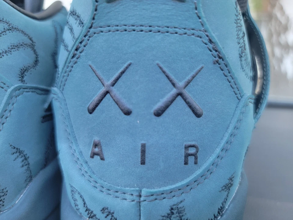 Air Jordan 4 kaws Baskets pour Homme - Blanc/Gris Neutre/Noir, EU 43 - Photo 3/4