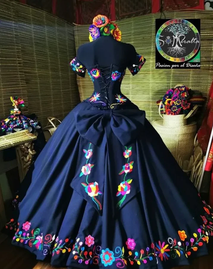 Vestidos de novia mexicanos vintage bordados con flores satinadas con lazo vestidos de novia Foto 3 de 4