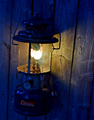 #ad 1962 COLEMAN 2 MANTLE GAS FUEL BURNER CAMP LANTERN WITH METAL STORAGE CASE WORKS $225.00