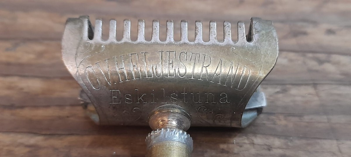 rasoir C V HELJESTRAND ESKILSTUNA SWEDEN metal guilloché antique