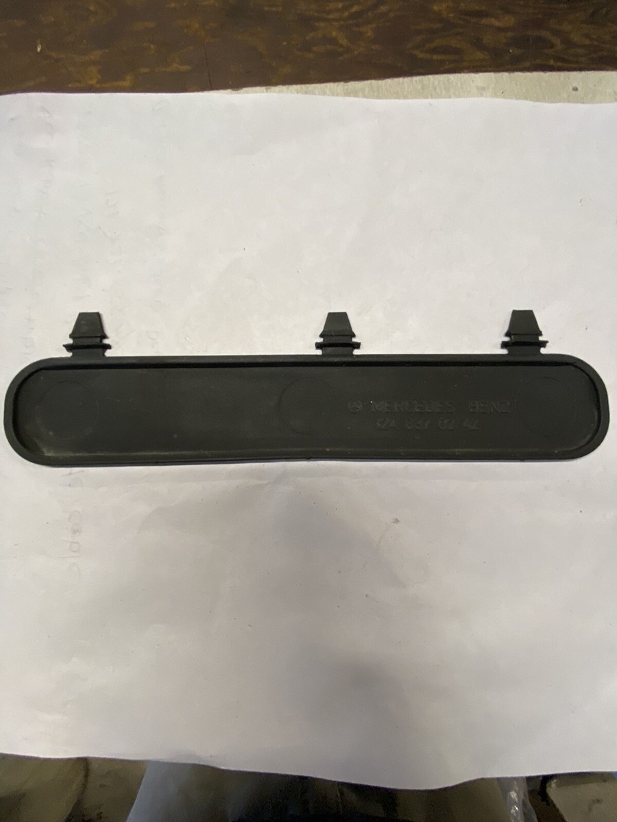 Mercedes Benz. Rubber Air Flap For Rear Quarter Panel Vents. 124