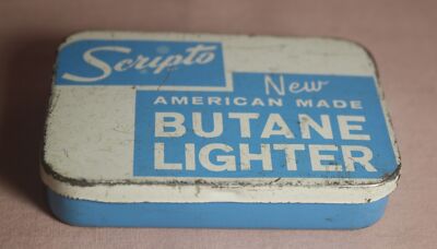 VINTAGE SCRIPTO NEW AMERICAN MADE BUTANE LIGHTER TIN / CAN BLUE & WHITE EMPTY