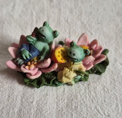 Vintage Miniature Frog Couple Picnicing On Lily Pad Ceramic 1997 Artmark 2.5''