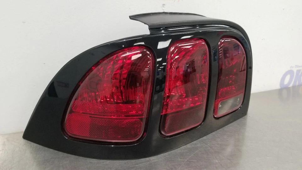 FORD MUSTANG SVT COBRA 98 LUZ TRASERA IZQUIERDA CONDUCTOR NEGRO Foto 4 de 4