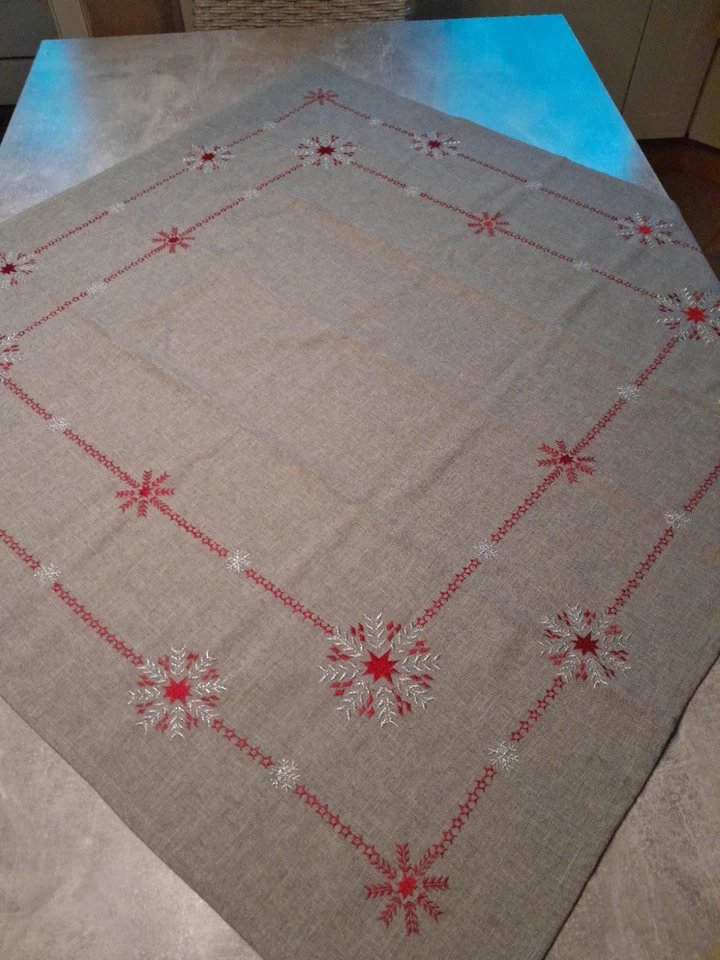 Tischdecke *gru mit rot/ silber *Sternmotive* * 80 cm x 80 cm* neuwertig *