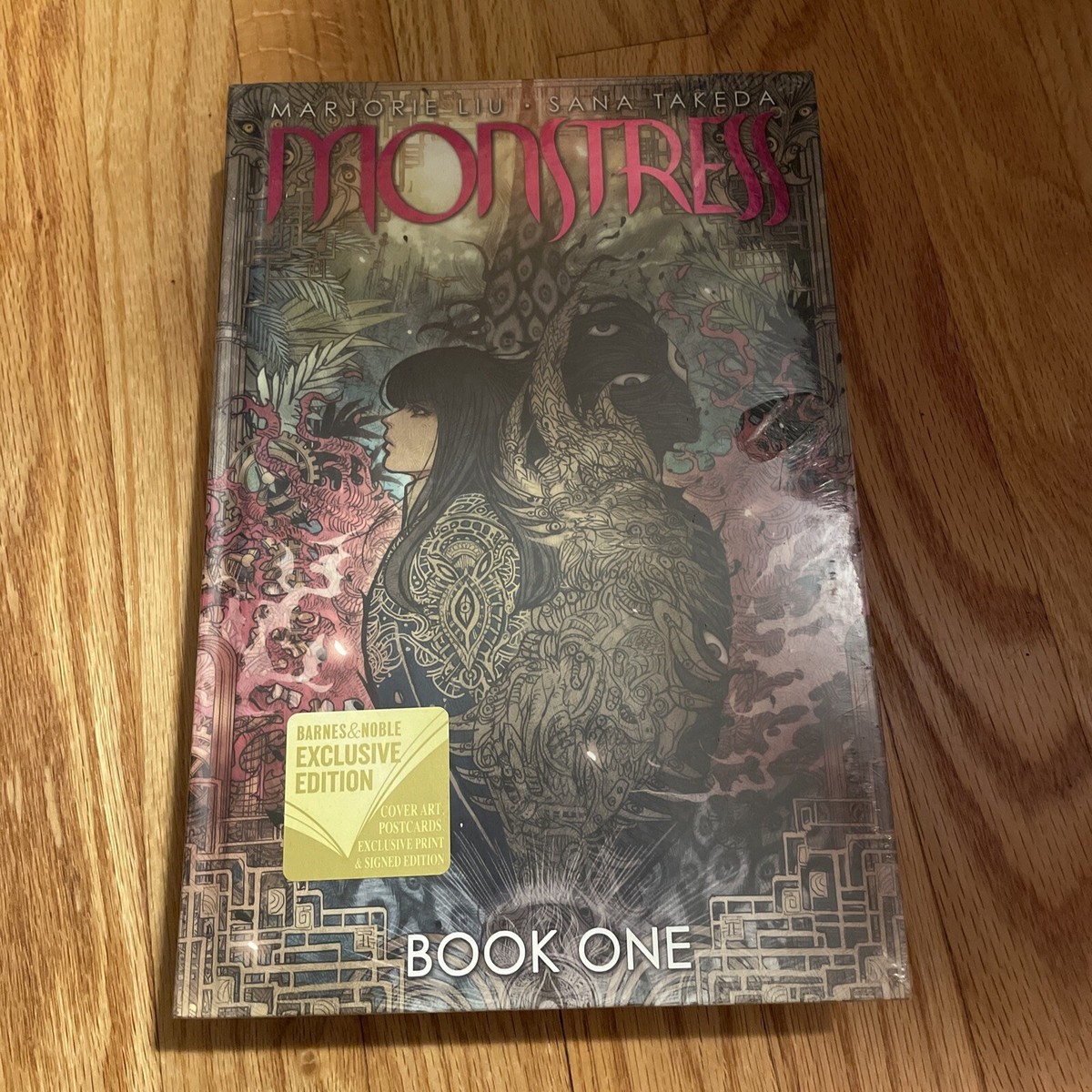 Monstress Book One, Marjorie Liu (洋書) Monstress Book One 1 (Hardcover, Sealed) Marjorie Liu Image