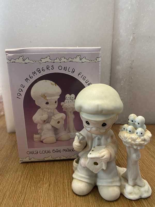 PRECIOUS MOMENTS "ONLY LOVE CAN MAKE A HOME" 1992 MEMBERS ONLY FIGURINE - PM921