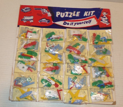 24 PUZZLE KIT KEYCHAINS LIDO FULL STORE DISPLAY CARD 1950s COMPLETE TANKS CARS +