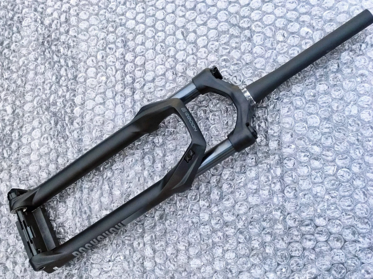 Kit Riduttore Volume RockShox Per Forcella Bici: Token Per Sospensioni, Nero - 5