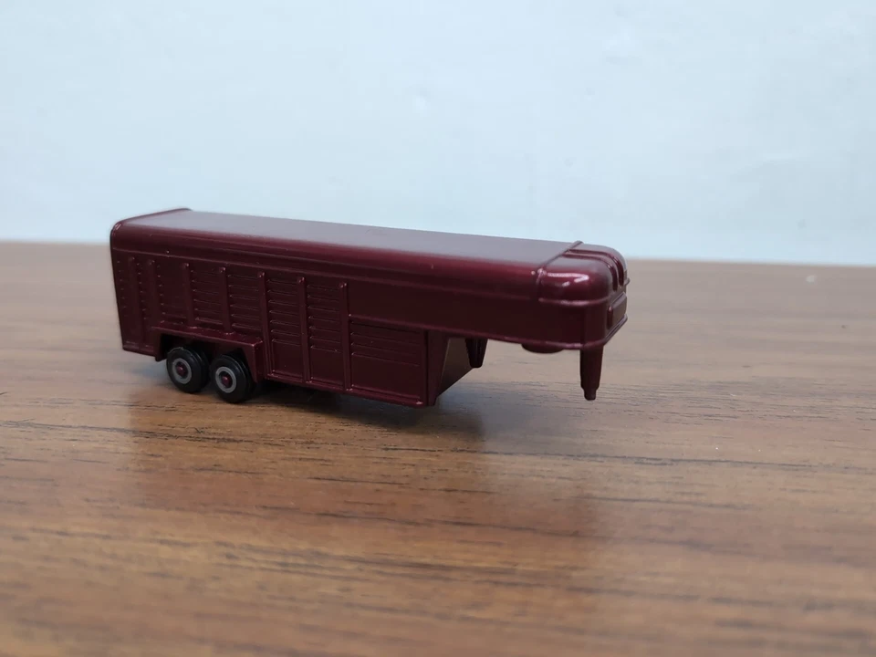 1/64 Ertl Farm Toy Gooseneck Livestock Trailer maroon - Image 3 of 3