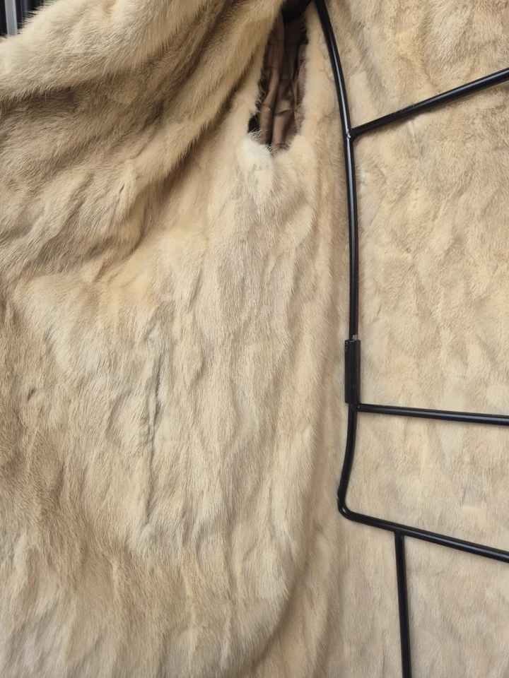 Autumn coat with white mink inserts - fine elegant fur - Image 3 of 4