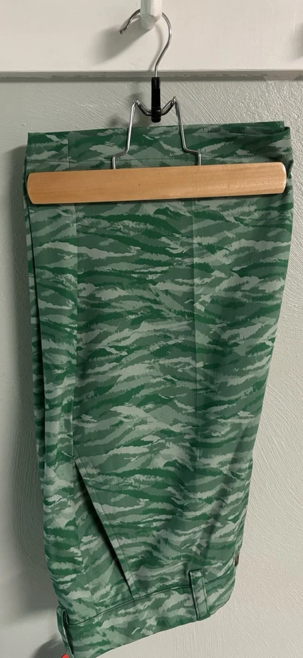 Pantalón corto de golf Greg Norman ML75 Microlux elástico para hombre - 10” x 32W - Evergreen Foto 3 de 4