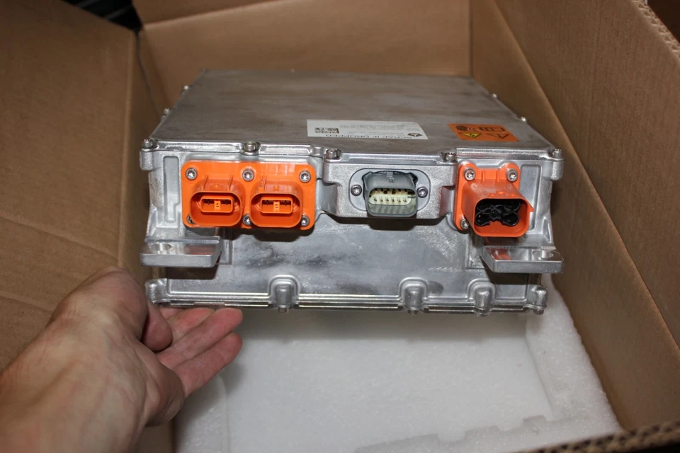 2017-2021 克莱斯勒 Pacifica Voyager 混合电池充电器 68372560AF — 第 3/4 张图片