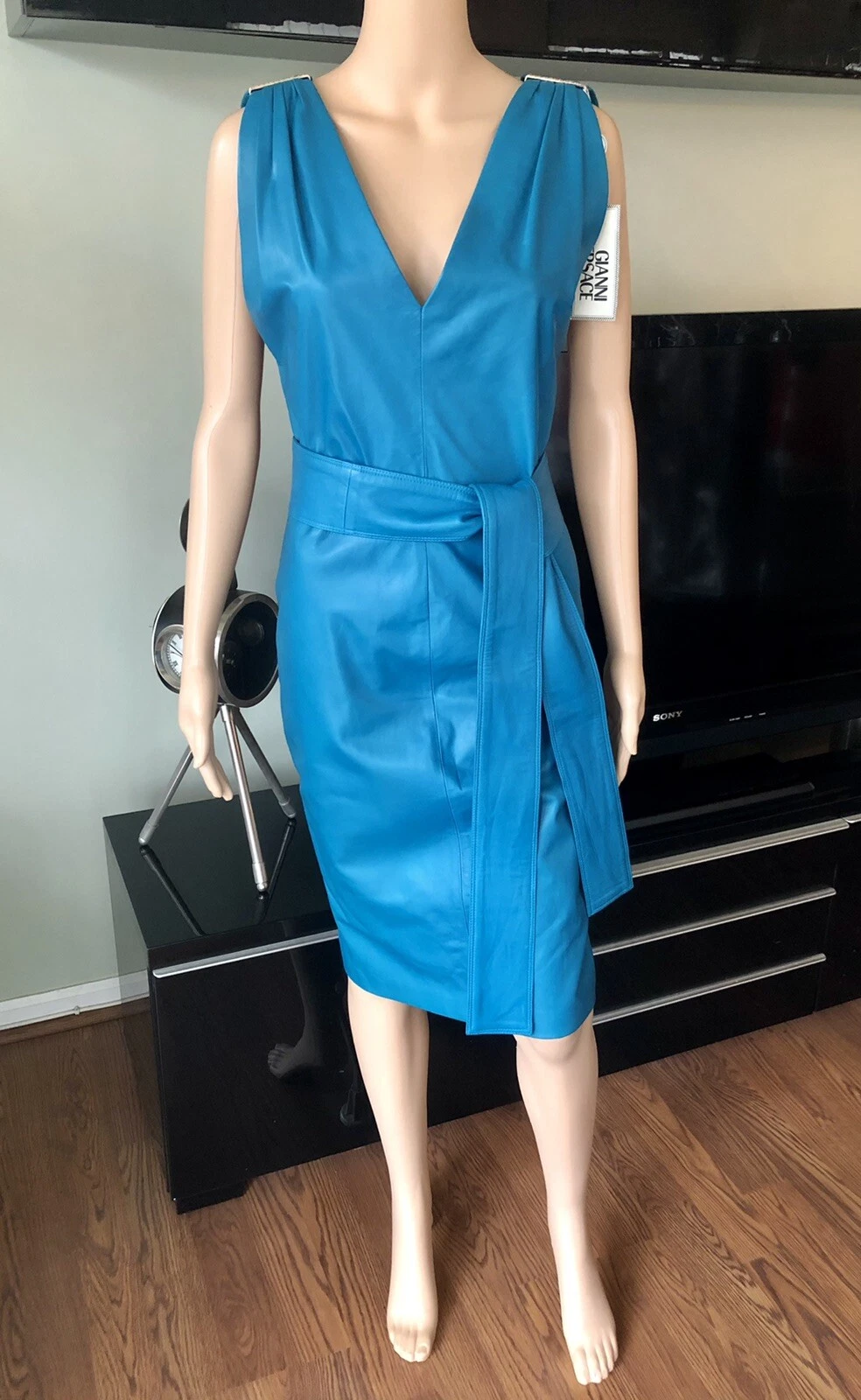 Abito vintage Gianni Versace anni '90 in pelle con cintura posteriore aperta