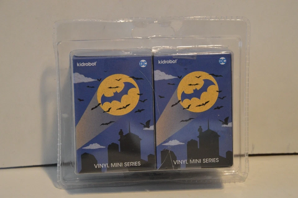 KIDROBOT BATMAN--VINYL MINI SERIES--FIGURE 2 PACK (NEW) - Image 2 of 4