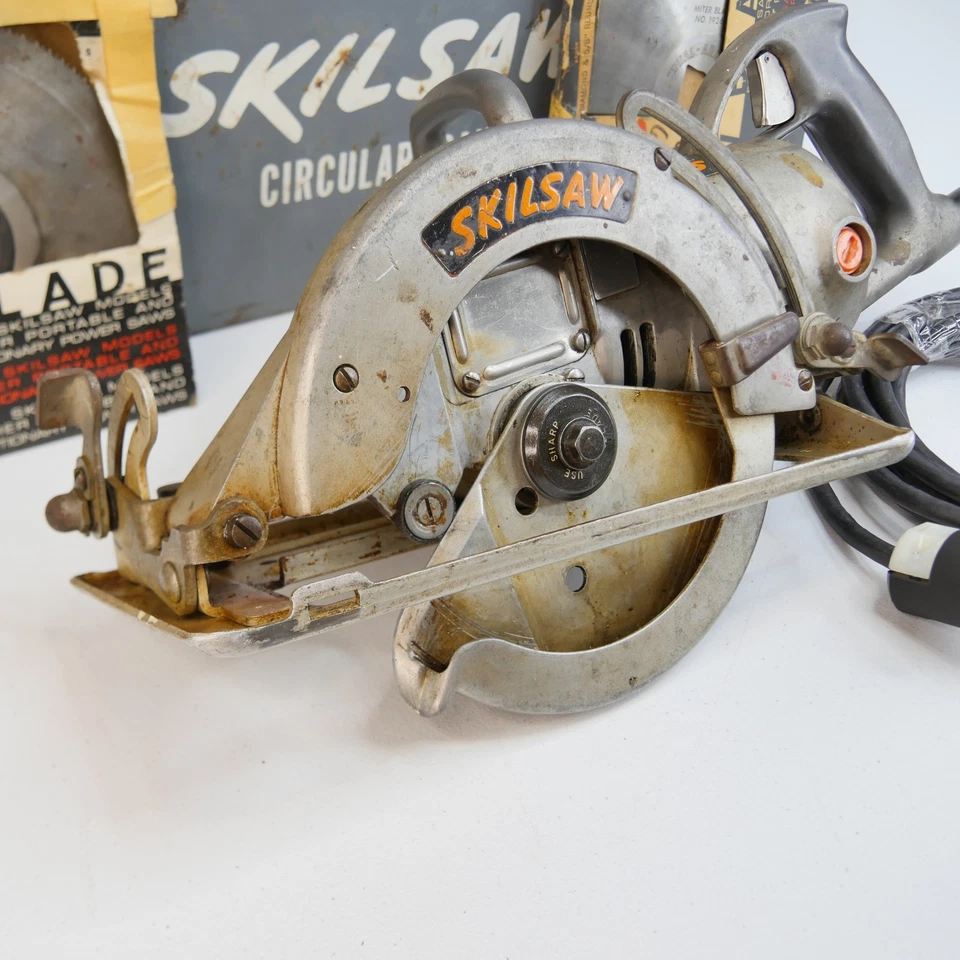 Винтажная циркулярная пила Skilsaw модель 77 7-1/4 дюйма суперпрочная США + лезвия и чехол - Изображение 3 из 4