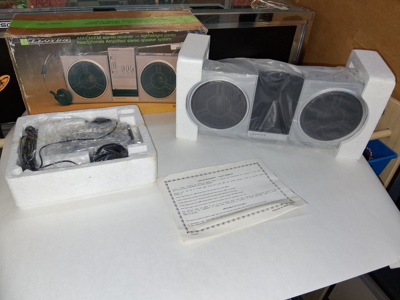 VTG LLOYD'S AM/FM STEREO RECEIVER W/WALKMAN AMPLIFIED SPEAKER FACTORY SEALED 