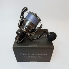 Mulinello SHIMANO 24 Twin Power C5000XG con protezione mulinello e linea PE inclusa.