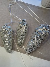 3 dekorative silberne Zapfen aus Glas mit Schneepulver überzogen - gebraucht