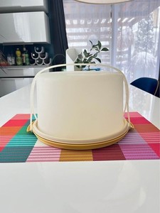 VTG Tupperware Round Cake Taker Carrier with Handle