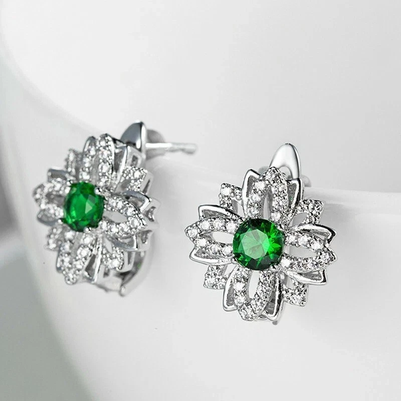 Серьги-гвоздики с имитацией изумрудного цветка круглой огранки 2 карата покрытие белым золотом 14 карат - Изображение 2 из 4
