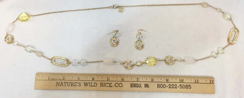 Conjunto de collar y pendientes pedrería cadena cuentas plástico amarillo esmerilado Foto 2 de 4