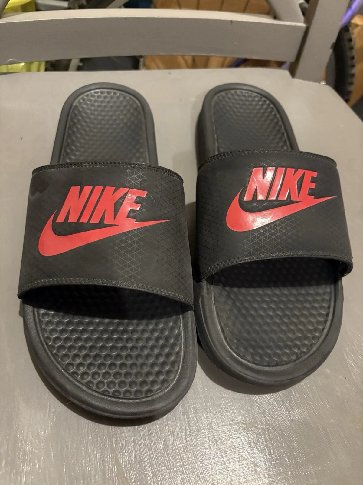 Nike Sandalo Slide Uomo Taglia 11 (Nero Rosso Sfida)