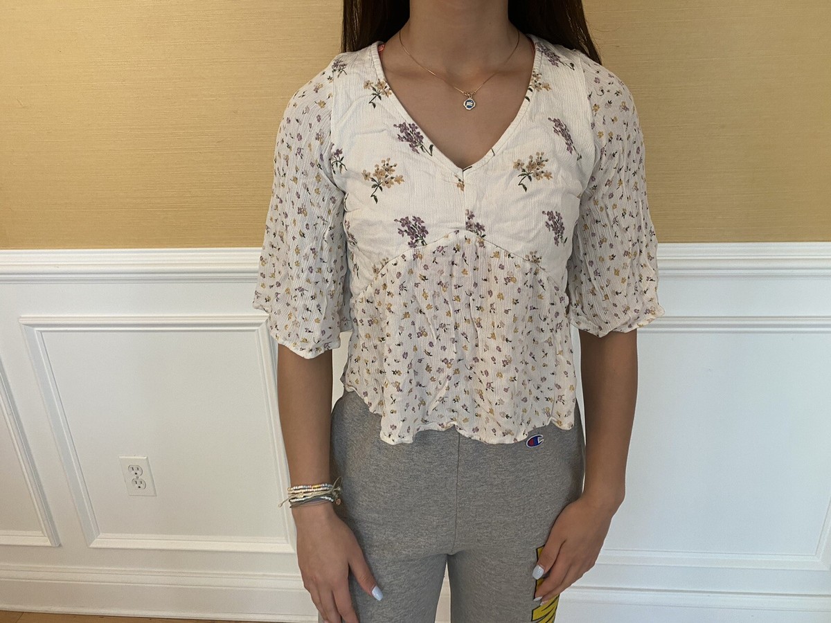 HOLLISTER White Floral Flowy Short Sleeve V-Neck Crop Top Size med