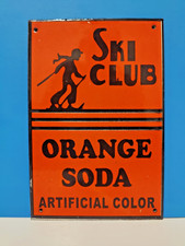 VINTAGE SKI CLUB ORANGE SODA POP PORCELAINE ÉMAILLÉE SIGNE 9" x 6" POUCES