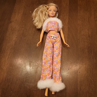 2001 Barbie Fashion Avenue-A.M in Aspen 25701 Doll Included Metro Outfit Clothes