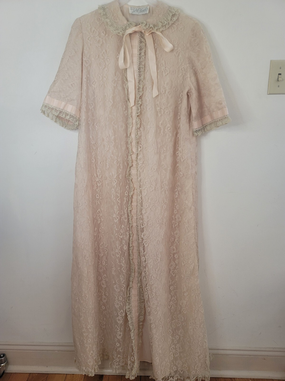 VINTAGE Lord Taylor Lace Housecoat Pink Snap Up Women… Gem